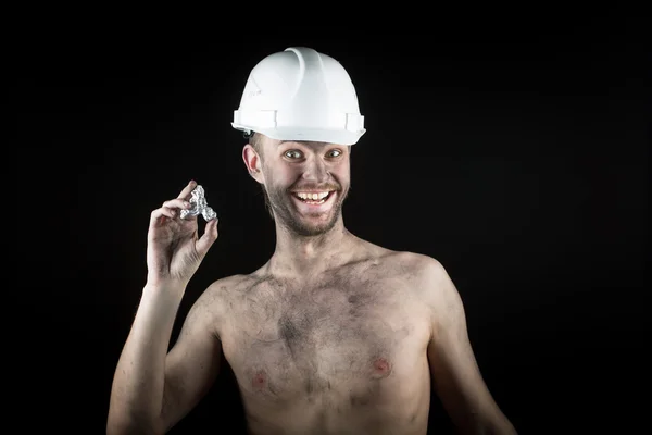 Счастливый шахтер показывает серебряный самородок — стоковое фото