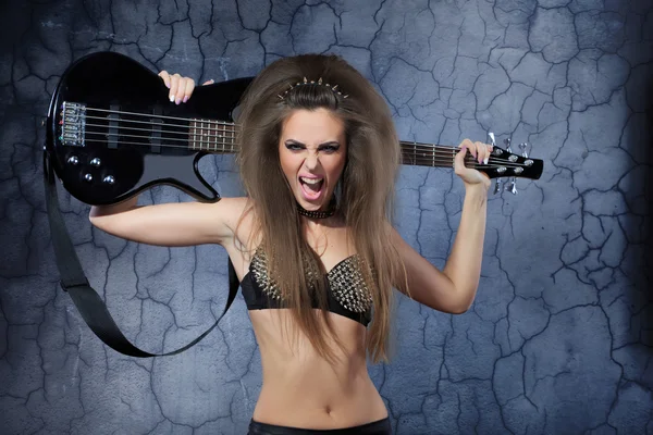 Mujer tocando música en un bajo eléctrico — Foto de Stock