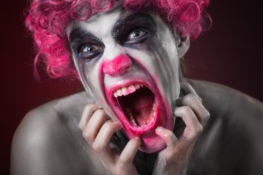 Bir bas gitar müzik çalmaya kadın