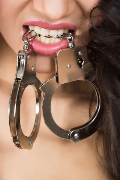 Жінка в нижній білизні, кусає наручники, бдсм, секс-іграшки — стокове фото