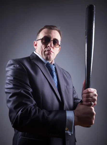 Mužské gangster s brýlemi a baseballovou pálkou — Stock fotografie