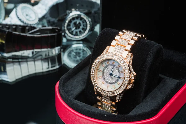 Kadınlar için diğer saat karşılaştırıldığında, saatler