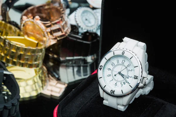 Kadınlar için diğer saat karşılaştırıldığında, saatler