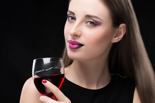 Hermosa mujer con vino tinto de cristal — Foto de Stock