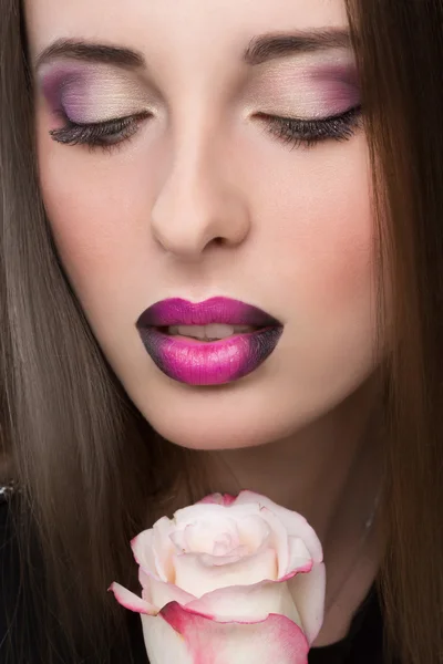 ライラック唇とバラの花に女性の顔. — ストック写真