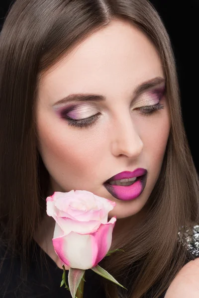 Nő arcát lila ajkak és Rózsa virág. — Stock Fotó