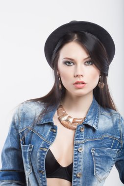 seksi kız kot yelek ve şapka