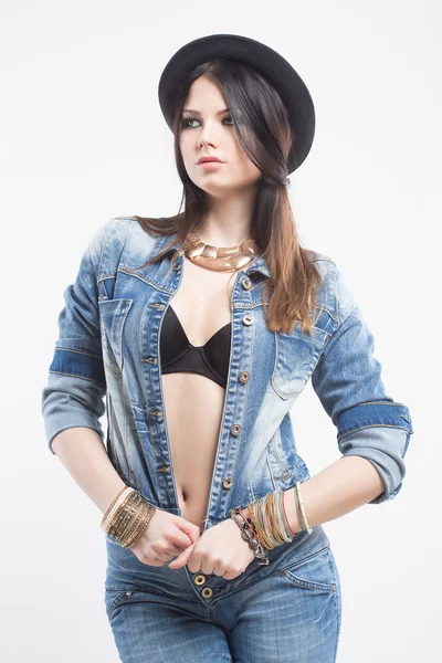 Sexy ragazza in jeans gilet e cappello — Foto Stock