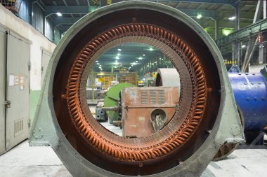 Büyük bir elektrik motoru stator