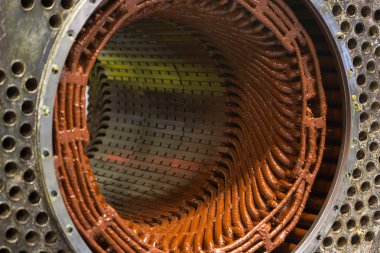 Büyük bir elektrik motoru stator