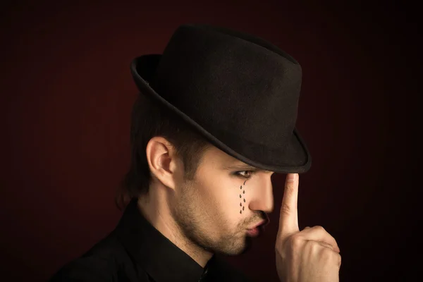 Un joven con maquillaje y lágrimas pintadas . — Foto de Stock