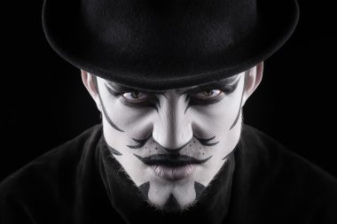 Makyaj, bir kedi gibi görünüyor adam.