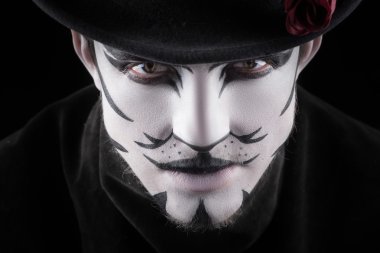 Makyaj, bir kedi gibi görünüyor adam.