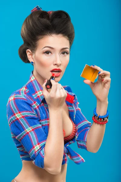 Sexy mladá dívka pin-up dělá make-up — Stock fotografie