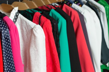 bir perakende mağazası askı üzerinde kadın Giydir