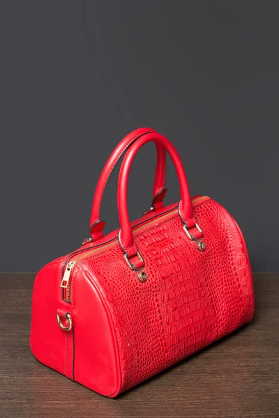 Červená taška na polici v úložišti — Stock fotografie