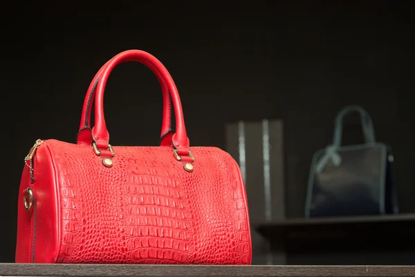 Červená taška na polici v úložišti — Stock fotografie