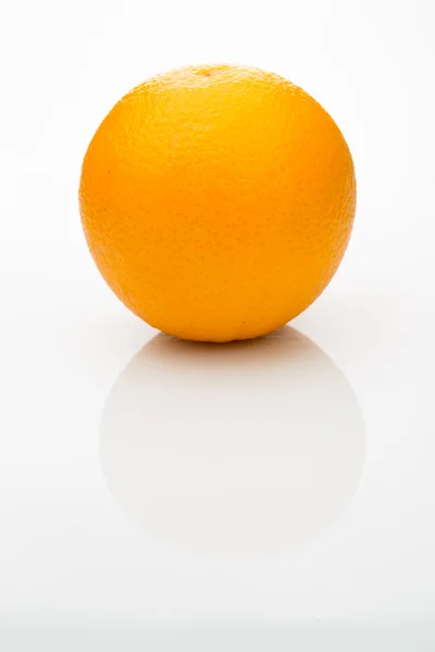 Orange sur fond blanc — Photo