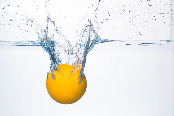 Salpicadura de naranja en el agua —  Fotos de Stock