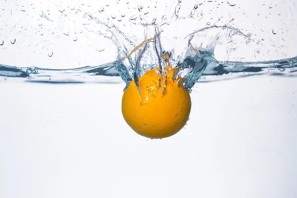Éclaboussure orange dans l'eau Photo De Stock
