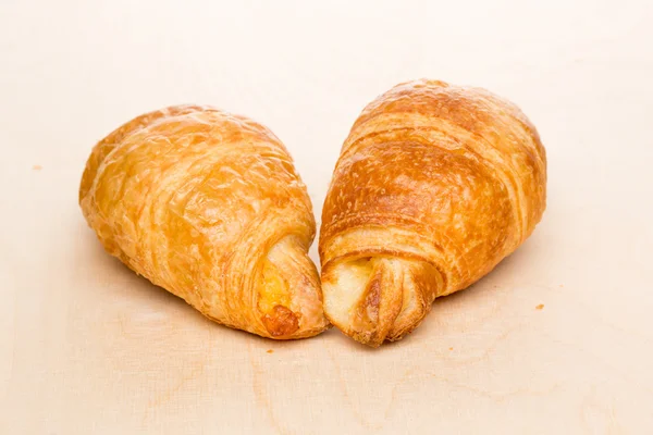 Sommige croissants op een houten oppervlak — Stockfoto