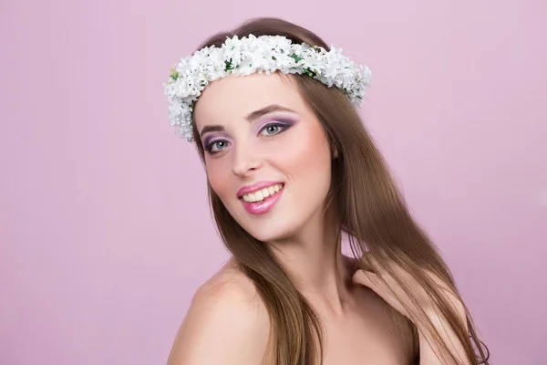 Fiatal modell fényes virágok a fején — Stock Fotó