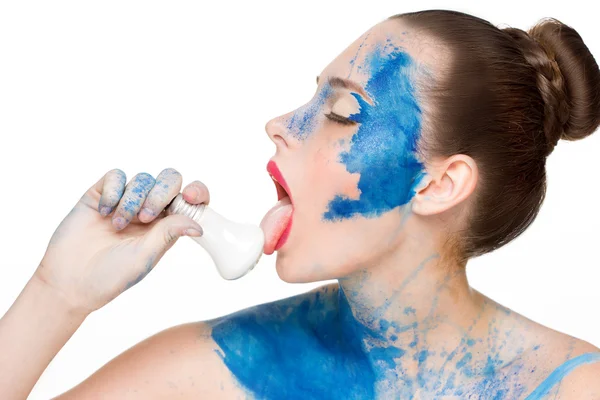 女性。メイクアップ カラー ペイント塗装、電球を舐めています。 — ストック写真