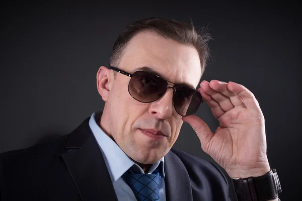 Confident businessman in sunglasses — Stock Photo, Image