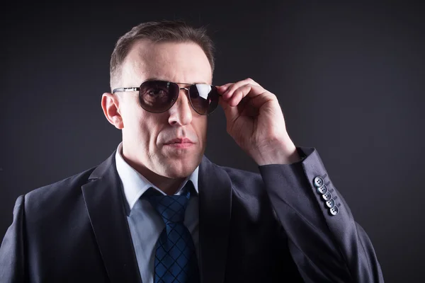 Selbstbewusster Geschäftsmann mit Sonnenbrille — Stockfoto