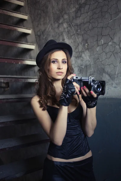 Mädchen mit Vintage-Kamera — Stockfoto