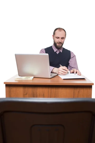 Homem de negócios na frente de sua mesa e laptop — Fotografia de Stock