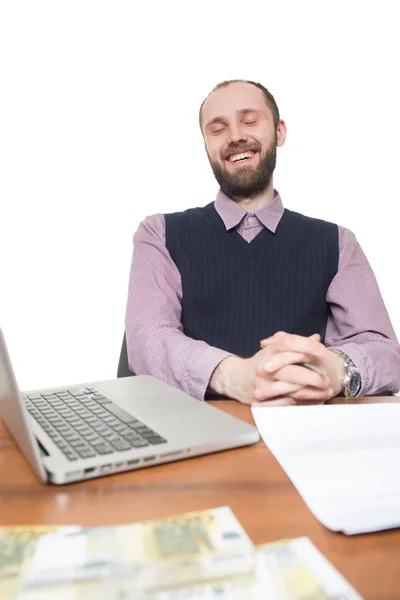 Homem de negócios na frente de sua mesa e laptop — Fotografia de Stock