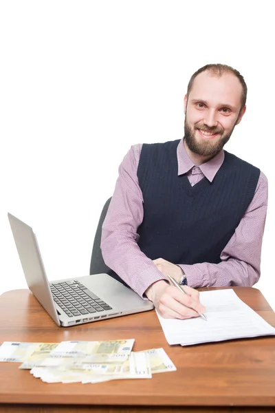 Homme d'affaires devant son bureau et ordinateur portable — Photo