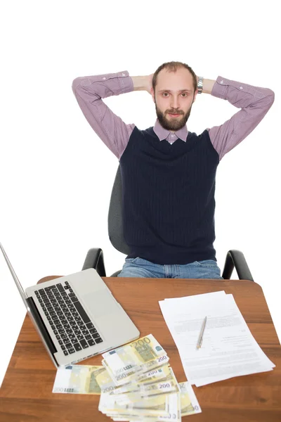 Biznesmen przed jego biurkiem i laptopa — Zdjęcie stockowe