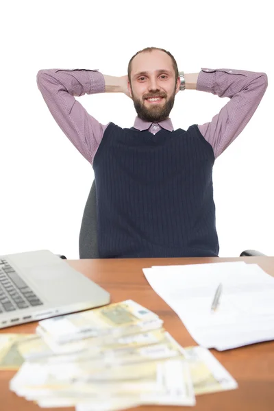 Biznesmen przed jego biurkiem i laptopa — Zdjęcie stockowe