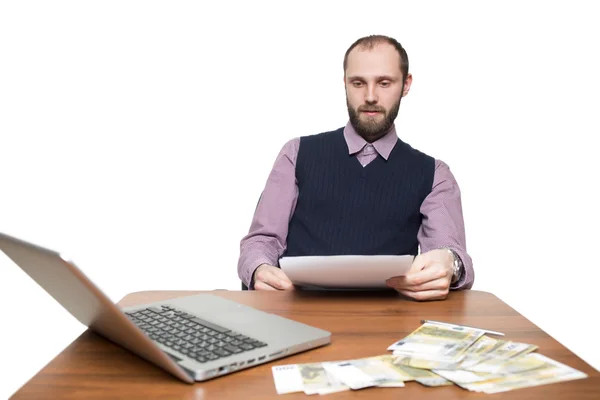 Podnikatel před jeho stolem a laptop — Stock fotografie