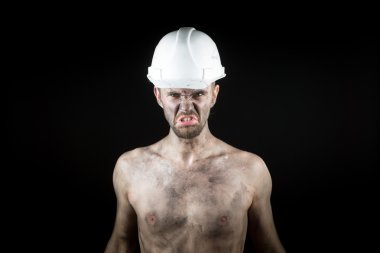 kirli bir kask içinde kızgın çalışma