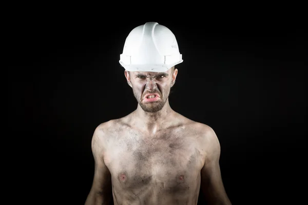 Zły, pracujących w brudne kask — Zdjęcie stockowe