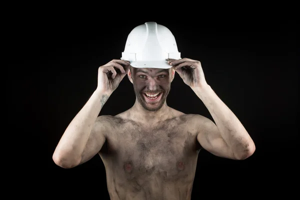Feliz trabalhador sujo no capacete . — Fotografia de Stock