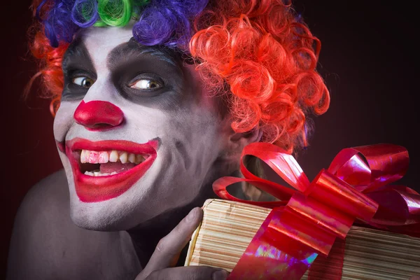 Maquillaje payaso miedo y con un regalo terrible — Foto de Stock