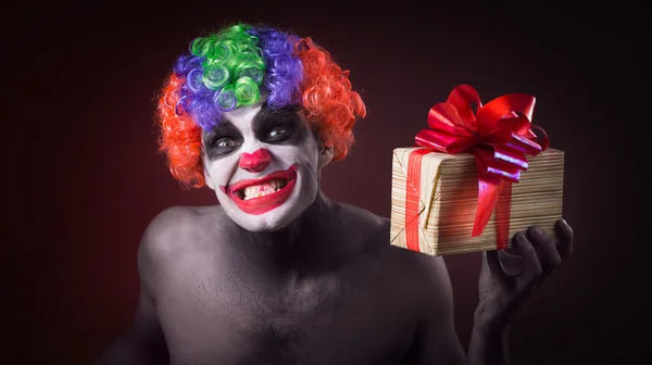 Maquillaje payaso miedo y con un regalo terrible — Foto de Stock