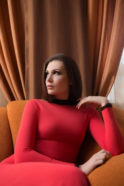 Giovane donna attraente in abito rosso lungo — Foto Stock