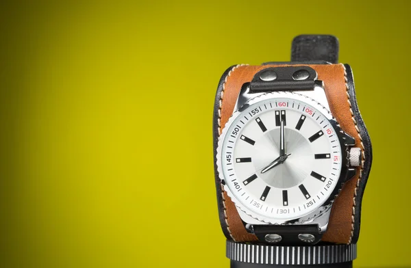 Чоловічі годинники з широким шкіряним браслетом — стокове фото