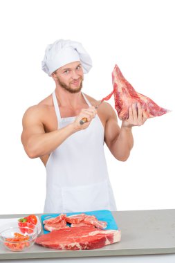 Şef vücut geliştirmeci çiğ et büyük boyutta hazırlanıyor.