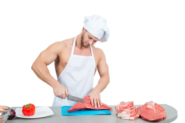 Kulturista šéfkuchař připravuje velké kusy syrového masa. — Stock fotografie