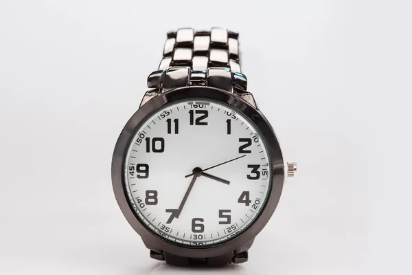 Элегантные часы с металлическим браслетом — стоковое фото