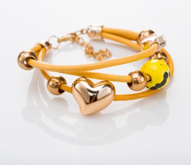 Beyaz arka plan üzerinde güzel bilezik.