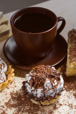 Fincan kahve ve kek bir tablo