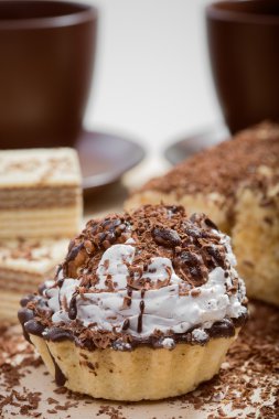 Fincan kahve ve kek bir tablo