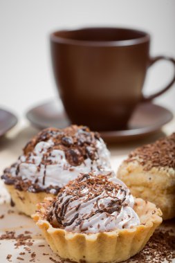 Fincan kahve ve kek bir tablo